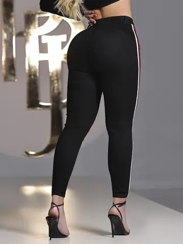 Calça Hot Pants Preta Pit Bull Jeans Luxo com Detalhe Lateral em Cadarço e Strass
