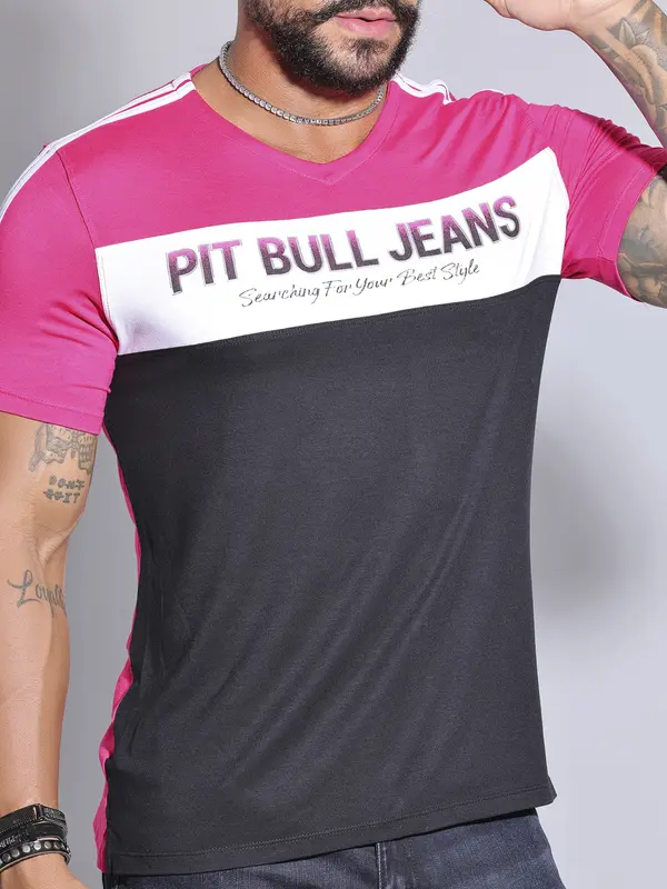 Camiseta Gola V com Relevo Logomania Pit Bull Jeans Moderna e Refinada