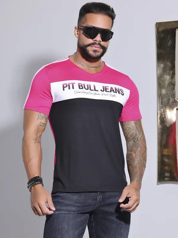 Camiseta Gola V com Relevo Logomania Pit Bull Jeans Moderna e Refinada