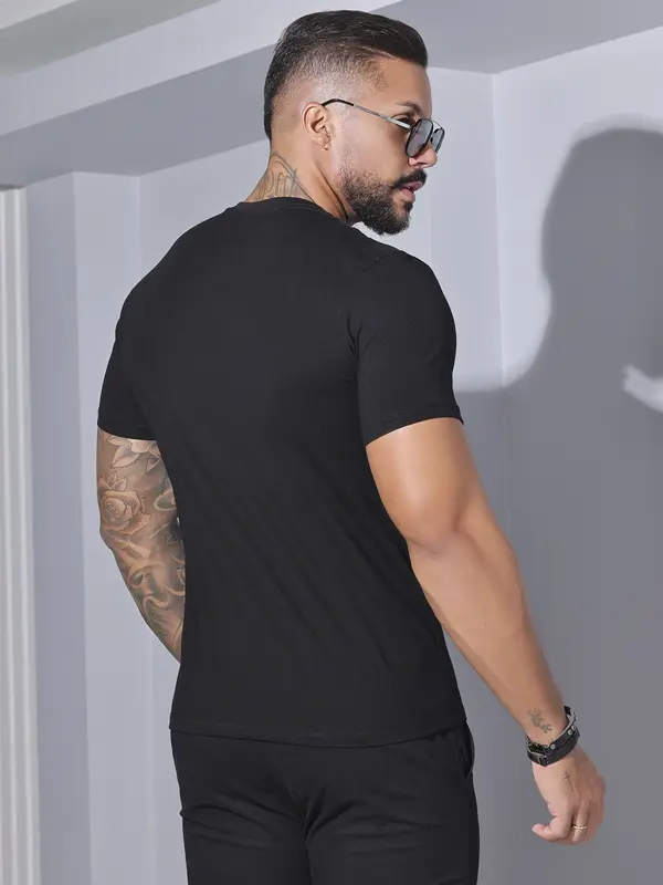 Camiseta Gola O Elegante e Versátil Pit Bull Jeans