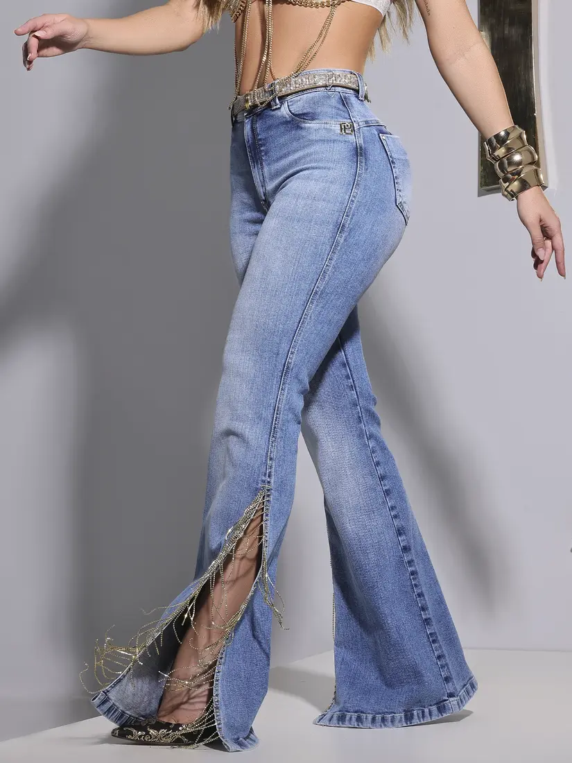 Calça Flare Conceito com Cinto e Fendas com Corrente de Strass