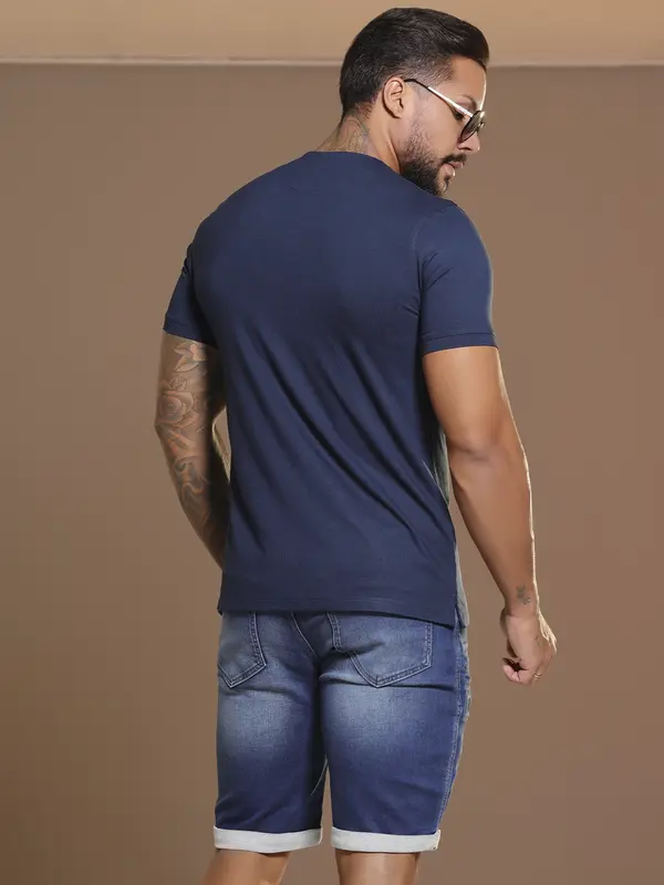 Camiseta Gola O Sofisticada com Logomania Metalizada Pit Bull Jeans