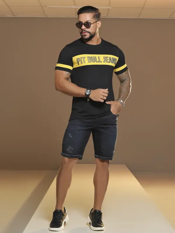 CAMISETA MASCULINA GOLA O ELEGANTE COM LOGOMANIA EM RELEVO PIT BULL JEANS