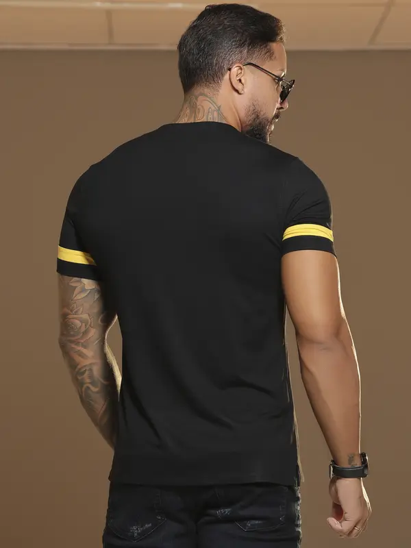 CAMISETA MASCULINA GOLA O ELEGANTE COM LOGOMANIA EM RELEVO PIT BULL JEANS