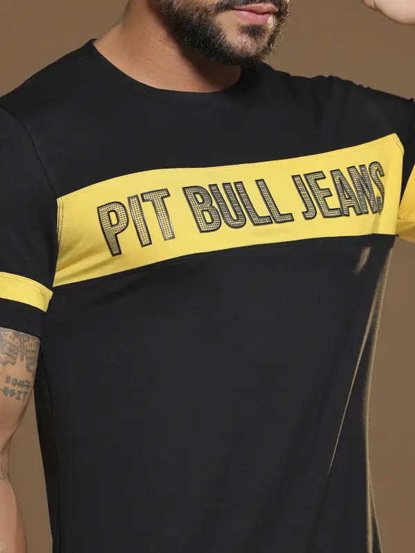 CAMISETA MASCULINA GOLA O ELEGANTE COM LOGOMANIA EM RELEVO PIT BULL JEANS