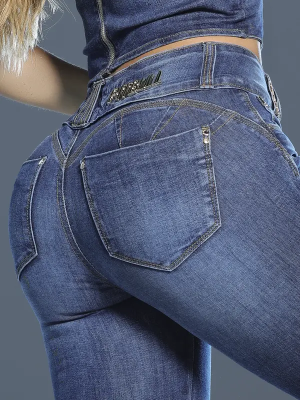 Calça Skinny Modeladora com Lavado Médio e Detalhes Únicos Pit Bull Jeans Luxo