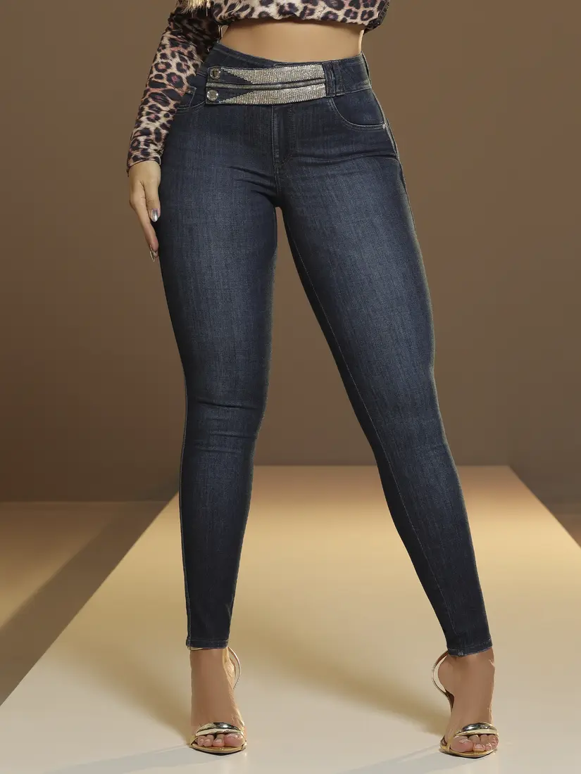 Calça Skinny Modeladora com Lavado Escuro e Bordado de Strass