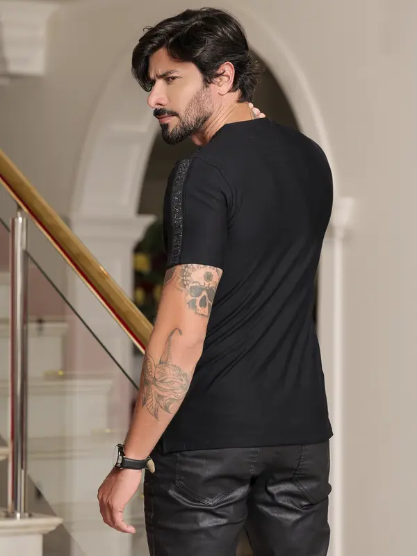 Camiseta Masculina Fashion com Estampa Metalizada e Elástico Personalizado Pit Bull Jeans