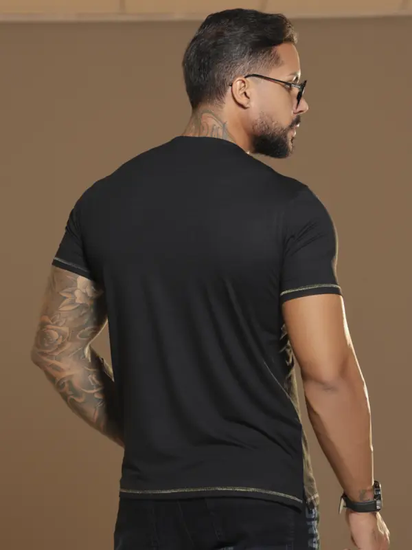 Camiseta Masculina Preta Estilosa com Estampa em Relevo Pit Bull Jeans Luxo