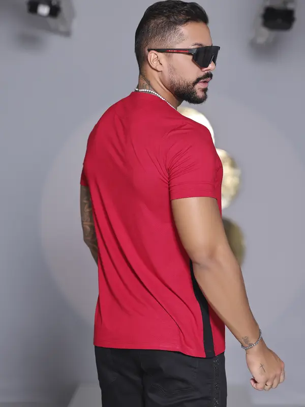 Camiseta Masculina Gola V Autêntica com Estampa em Relevo Pit Bull Jeans Luxo