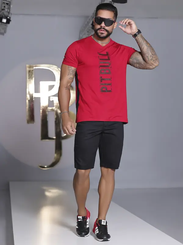 Camiseta Masculina Gola V Autêntica com Estampa em Relevo Pit Bull Jeans Luxo