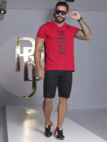Camiseta Masculina Gola V Autêntica com Estampa em Relevo Pit Bull Jeans Luxo