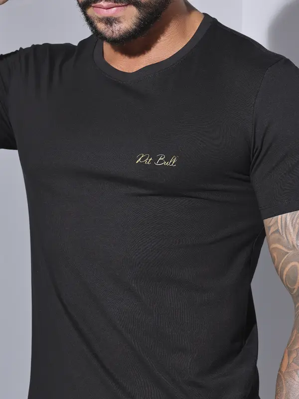 Camiseta Gola O Preta Confortável e Estilosa Pit Bull Jeans