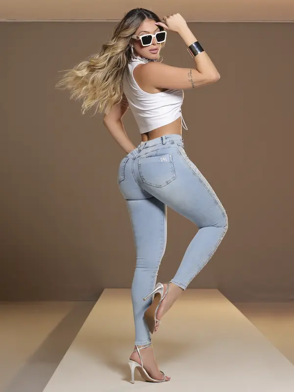 Calça Hot Pants Modeladora com Lavado Claro e Detalhes Únicos Pit Bull Jeans Luxo