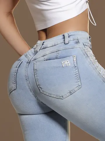 Calça Hot Pants Modeladora com Lavado Claro e Detalhes Únicos Pit Bull Jeans Luxo