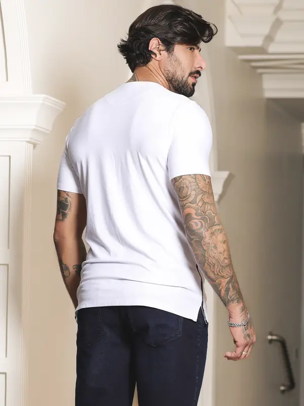 Camiseta Masculina Gola O com Cadarço Personalizado e Estampa Pit Bull Jeans Luxo