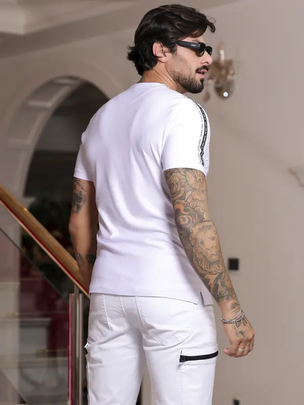 Camiseta Gola V Autêntica e Estilosa com Detalhes Metalizados Pit Bull Jeans Luxo