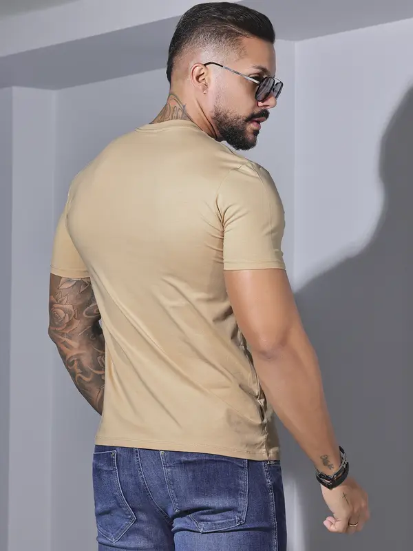 Camiseta Gola O Casual e Sofisticada com Estampa Metalizada Pit Bull Jeans