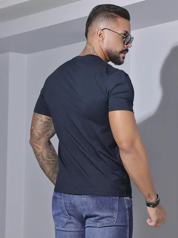 Camiseta Gola O Casual e Sofisticada com Estampa Metalizada Pit Bull Jeans