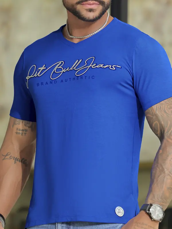 Camiseta Gola V Estilosa e Autêntica com Estampa em Relevo Pit Bull Jeans