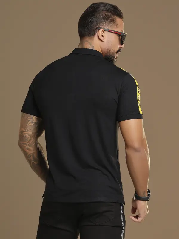 Polo masculina preta com detalhe amarelo Pit Bull Jeans