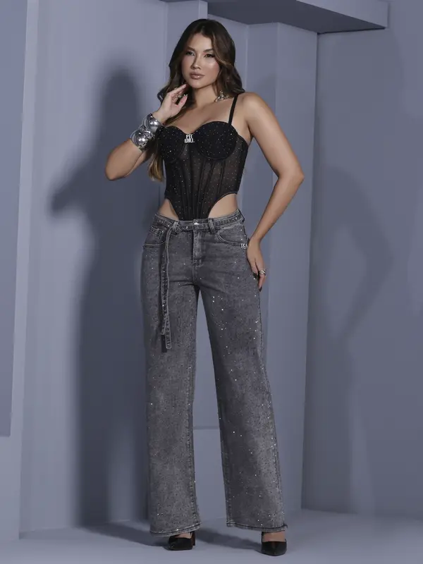 Calça Wide Leg Conceito Sofisticada com Pedrarias e Cinto Personalizado Pit Bull Jeans