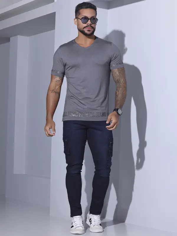 Camiseta Gola V Casual e Estilosa com Escrita em Relevo Pit Bull Jeans