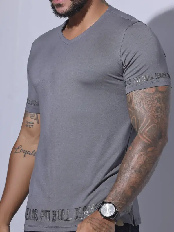 Camiseta Gola V Casual e Estilosa com Escrita em Relevo Pit Bull Jeans