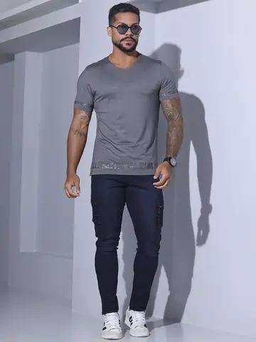 Camiseta Gola V Casual e Estilosa com Escrita em Relevo Pit Bull Jeans
