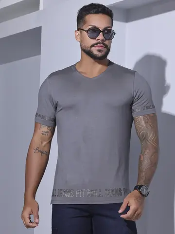 Camiseta Gola V Casual e Estilosa com Escrita em Relevo Pit Bull Jeans