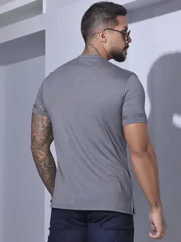 Camiseta Gola V Casual e Estilosa com Escrita em Relevo Pit Bull Jeans