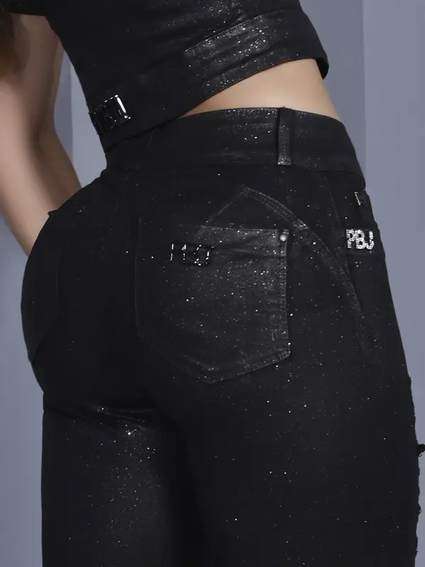 Calça Skinny Preta Modeladora com Toque de Brilho e Estilo Destroyed Pit Bull Jeans