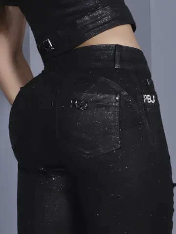 Calça Skinny Preta Modeladora com Toque de Brilho e Estilo Destroyed Pit Bull Jeans