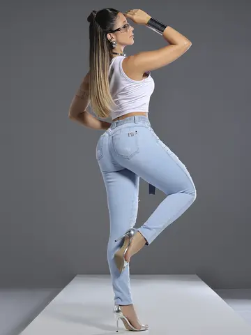 Calça Boyfriend Autêntica com Pedrarias e Cinto Personalizado Pit Bull Jeans Luxo