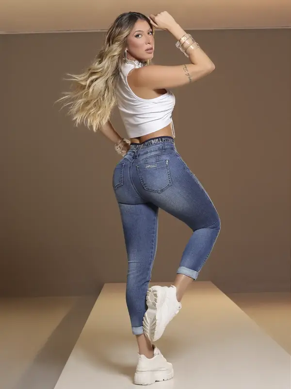 Calça Boyfriend Cropped Estilosa com Cordão de Strass e Elástico no Cós Pit Bull Jeans Luxo