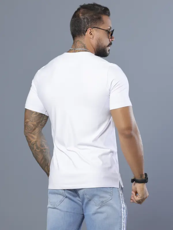 Camiseta Branca Masculina com Estampa em Relevo e Detalhes Vermelhos Pit Bull Jeans Luxo