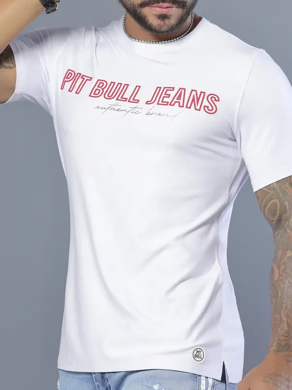 Camiseta Branca Masculina com Estampa em Relevo e Detalhes Vermelhos Pit Bull Jeans Luxo