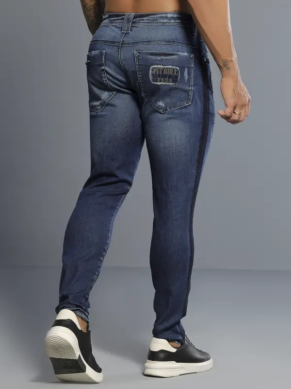 Calça Masculina Azul Marinho com Puídos e Patch Pit Bull Jeans Luxo