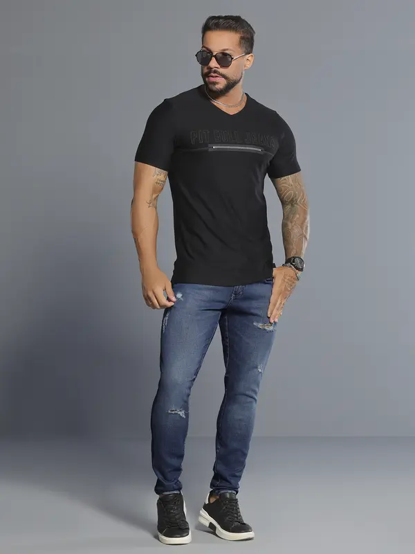 Camiseta Gola V Preta Estilosa com Bordado e Zíper Pit Bull Jeans Luxo
