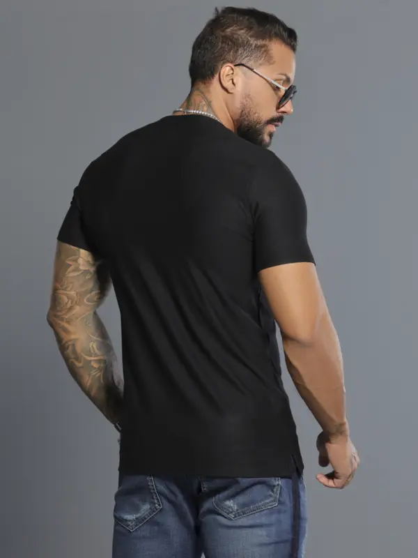 Camiseta Gola V Preta Estilosa com Bordado e Zíper Pit Bull Jeans Luxo