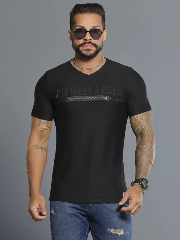 Camiseta Gola V Preta Estilosa com Bordado e Zíper Pit Bull Jeans Luxo
