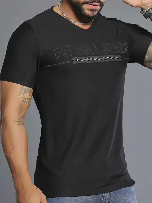 Camiseta Gola V Preta Estilosa com Bordado e Zíper Pit Bull Jeans Luxo