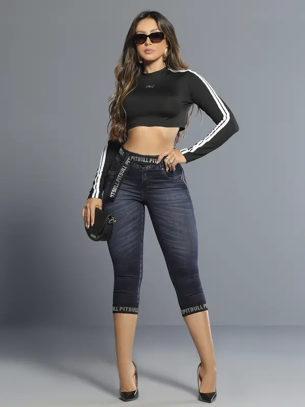 Calça Capri Modeladora com Lavado Escuro e Cinto Personalizado Pit Bull Jeans