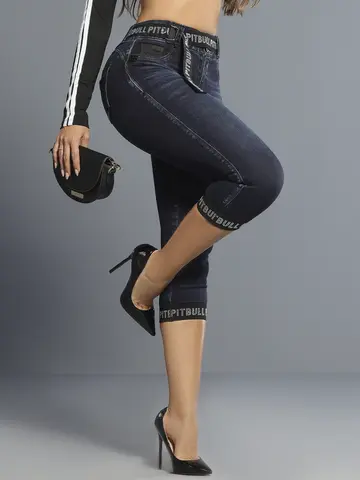 Calça Capri Modeladora com Lavado Escuro e Cinto Personalizado Pit Bull Jeans