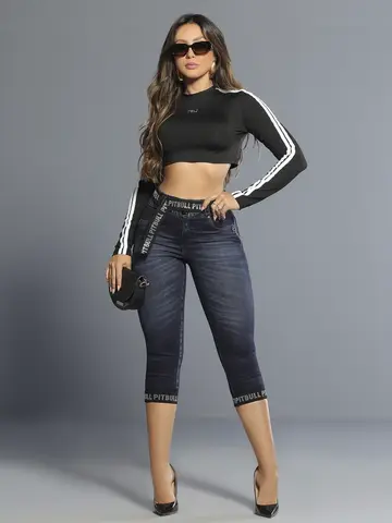 Calça Capri Modeladora com Lavado Escuro e Cinto Personalizado Pit Bull Jeans
