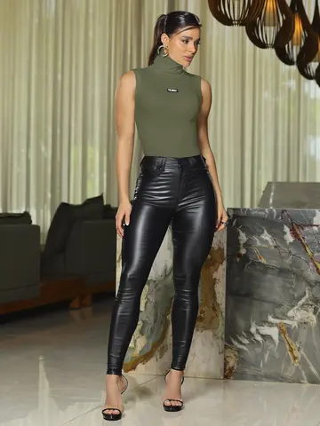 Blusa Gola Alta Elegante e Sofisticada com Modelagem Ajustada Empório Pit Bull