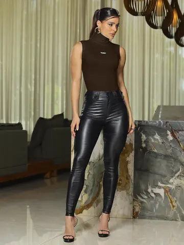 Blusa Gola Alta Elegante e Sofisticada com Modelagem Ajustada Empório Pit Bull