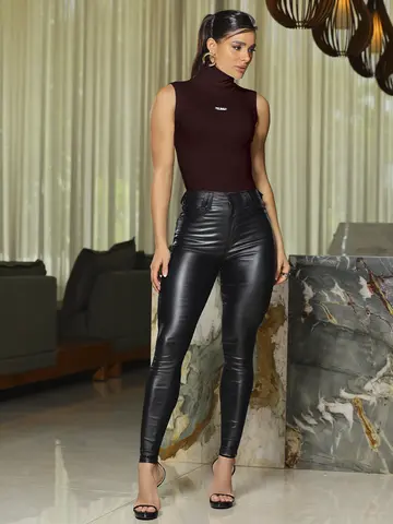 Blusa Gola Alta Elegante e Sofisticada com Modelagem Ajustada Empório Pit Bull