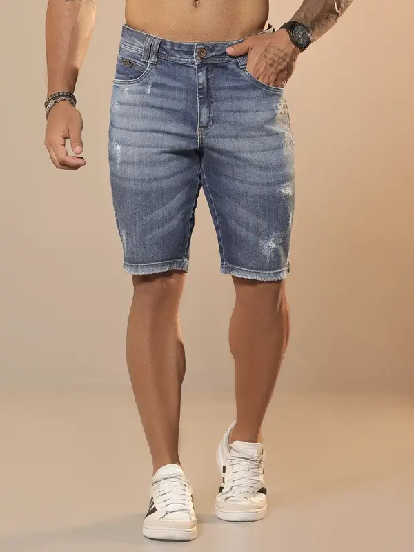Bermuda Masculina Estilosa com Detalhes Puídos e Escrita Lateral Pit Bull Jeans Luxo