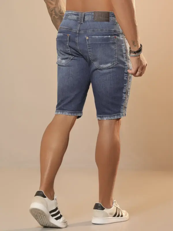 Bermuda Masculina Estilosa com Detalhes Puídos e Escrita Lateral Pit Bull Jeans Luxo